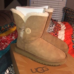 UGG Bailey Button sz 10
